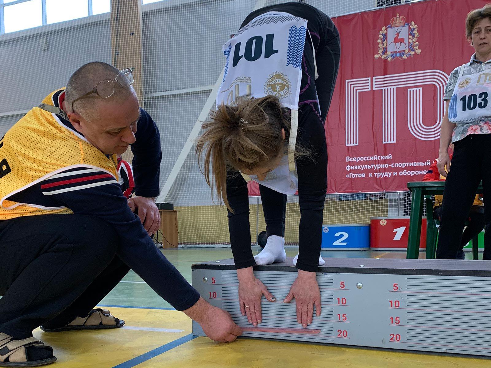 Советы для улучшения результата в нормативе ГТО - наклон из положения стоя на гимнастической скамье!