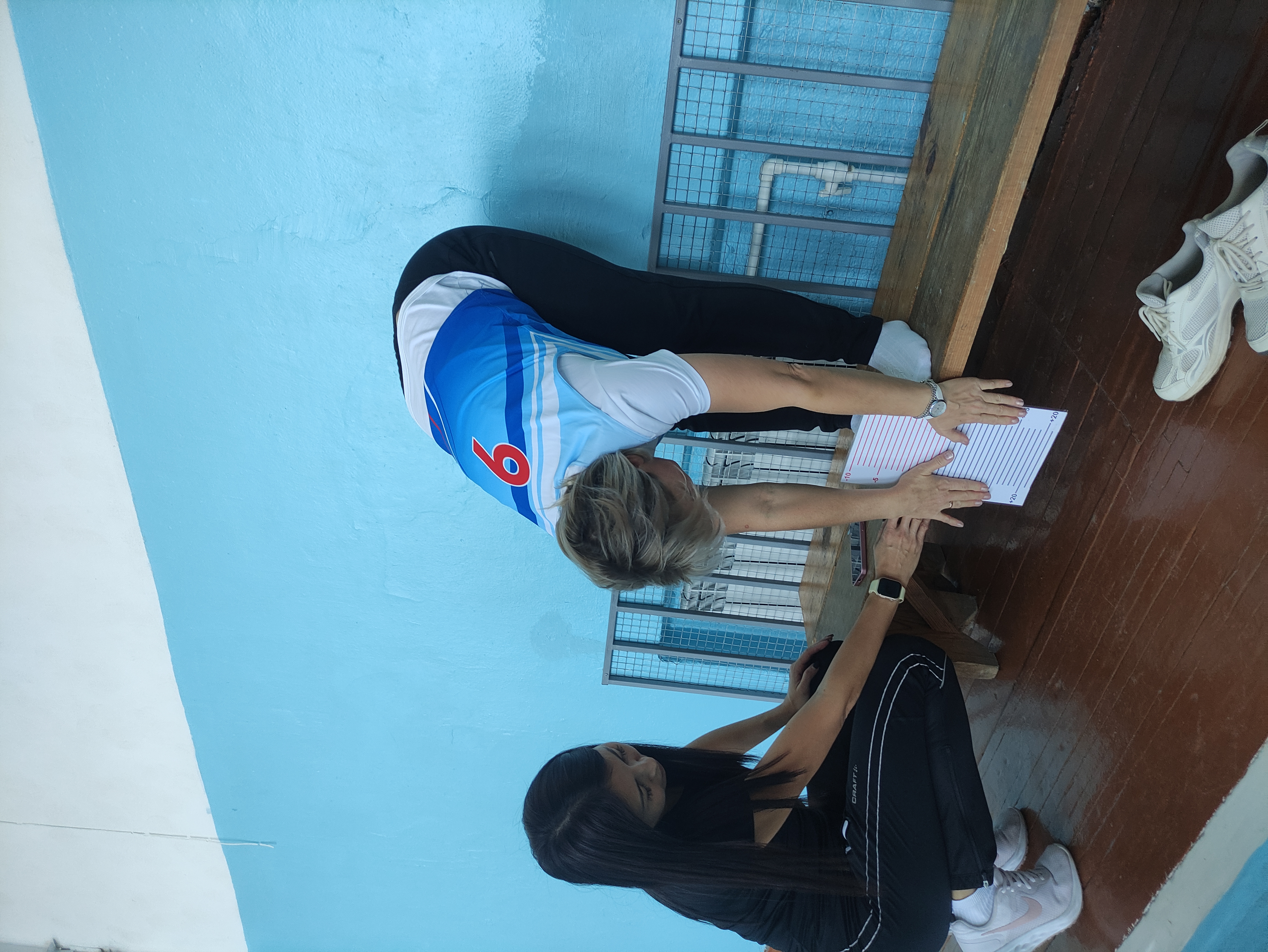 Учитель физкультуры показывает пример ученикам! фото 3