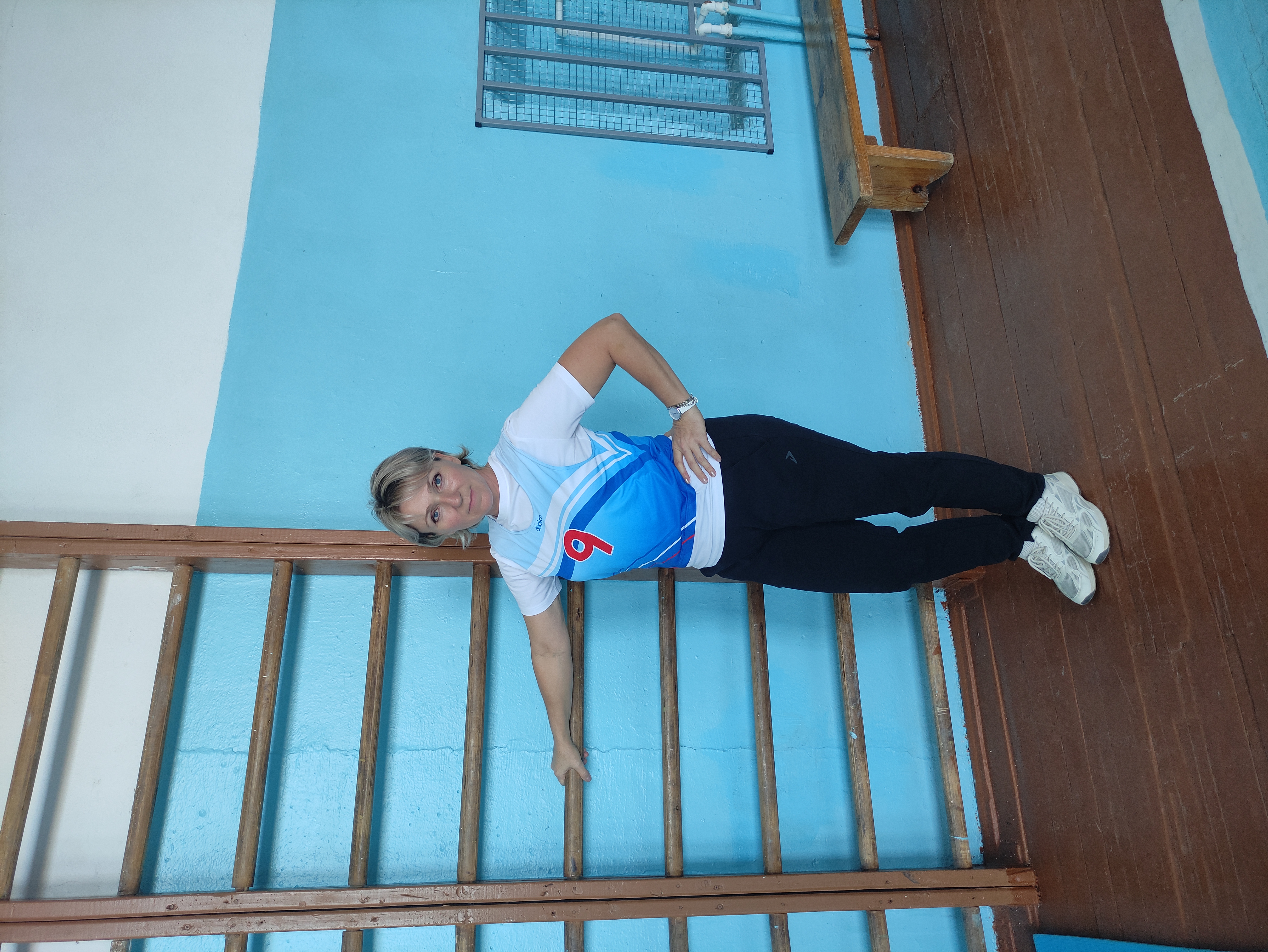 Учитель физкультуры показывает пример ученикам! фото 1