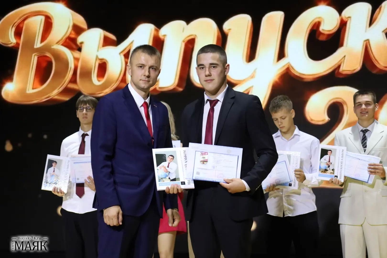 Выпускникам 11 классов вручили золотые знаки отличия ГТО фото 1